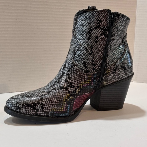 Sugar Women's Tula Ankle Booties Boots Western SZ 8 Snakeskin Pattern EUC - Picture 5 of 10